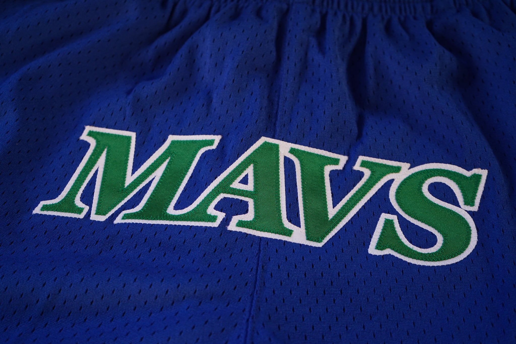 Mitchell & Ness Dallas Mavericks 1998-1999 "MAVS" Swingman Shorts