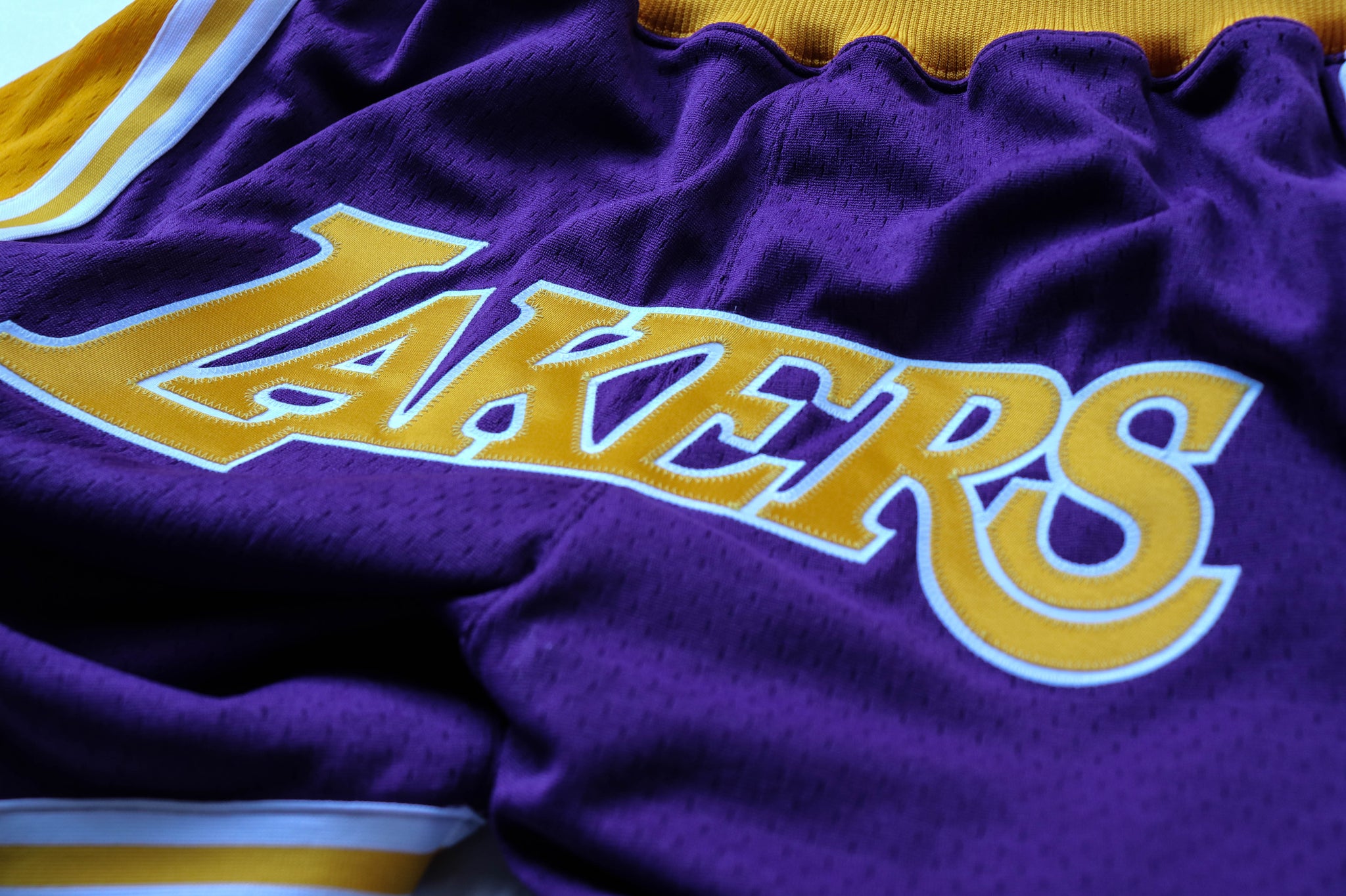 Mitchell & Ness Los Angeles Lakers 1996-1997 "LAKERS" Shorts (Away)